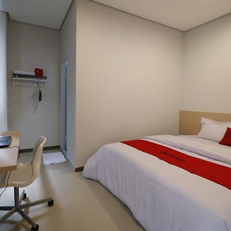 Reddoorz Plus Near Mall Pondok Indah Джакарта Екстериор снимка