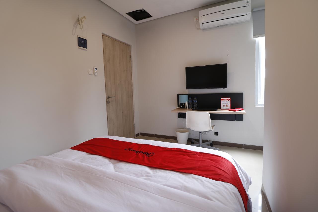 Reddoorz Plus Near Mall Pondok Indah Джакарта Екстериор снимка