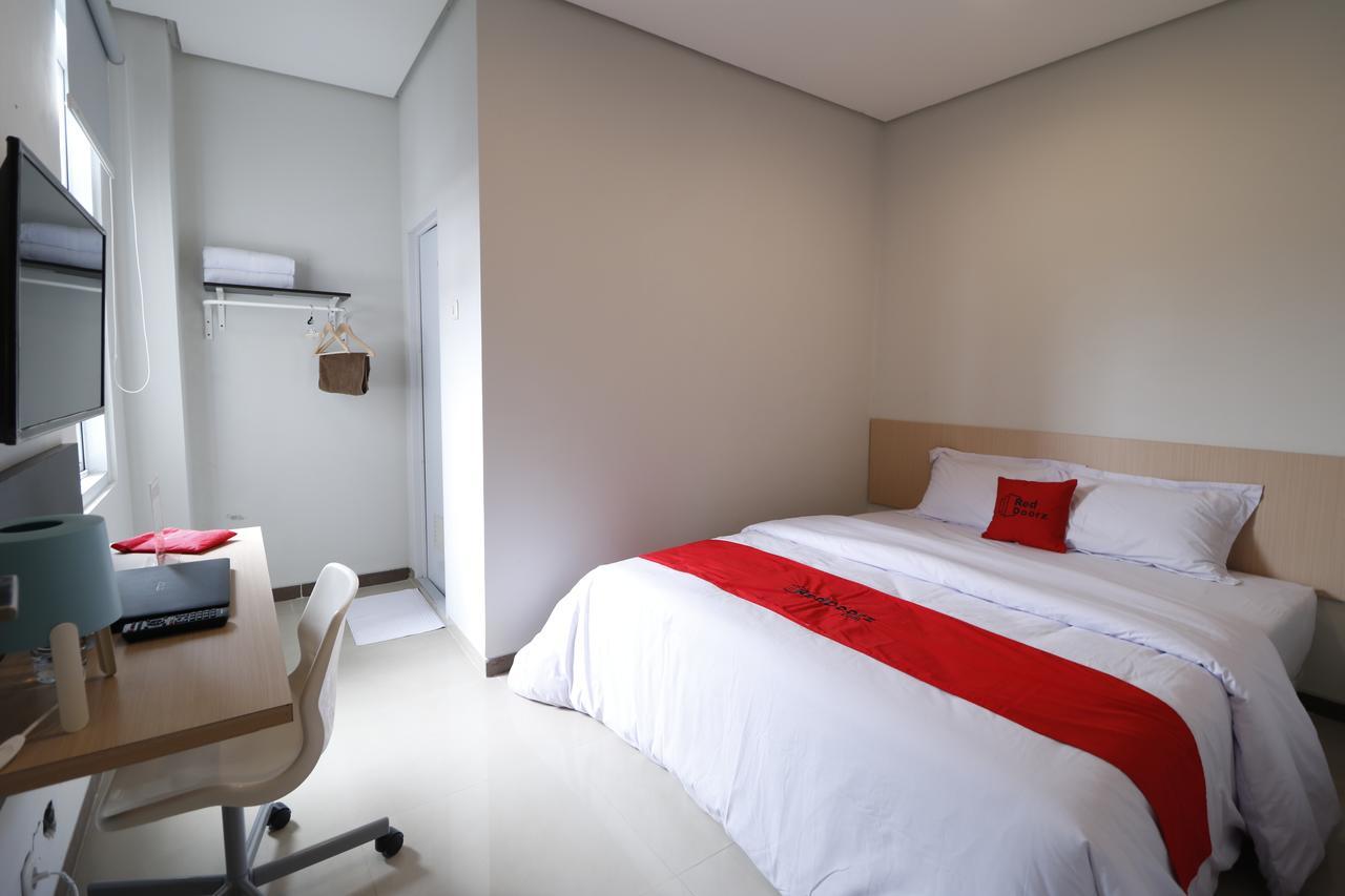 Reddoorz Plus Near Mall Pondok Indah Джакарта Екстериор снимка