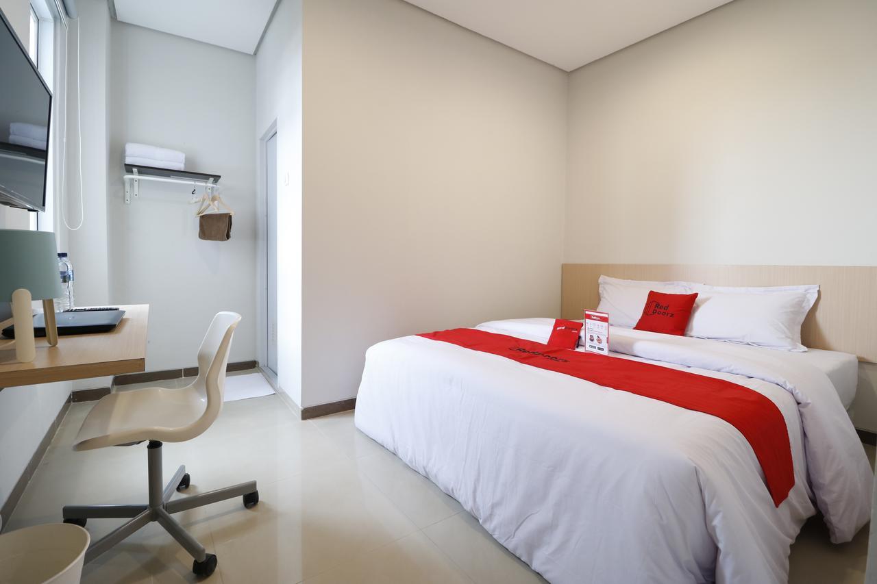 Reddoorz Plus Near Mall Pondok Indah Джакарта Екстериор снимка