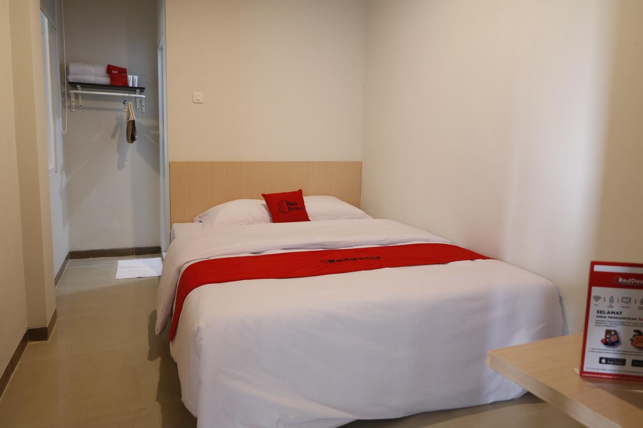 Reddoorz Plus Near Mall Pondok Indah Джакарта Екстериор снимка