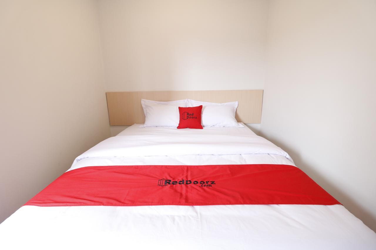 Reddoorz Plus Near Mall Pondok Indah Джакарта Екстериор снимка