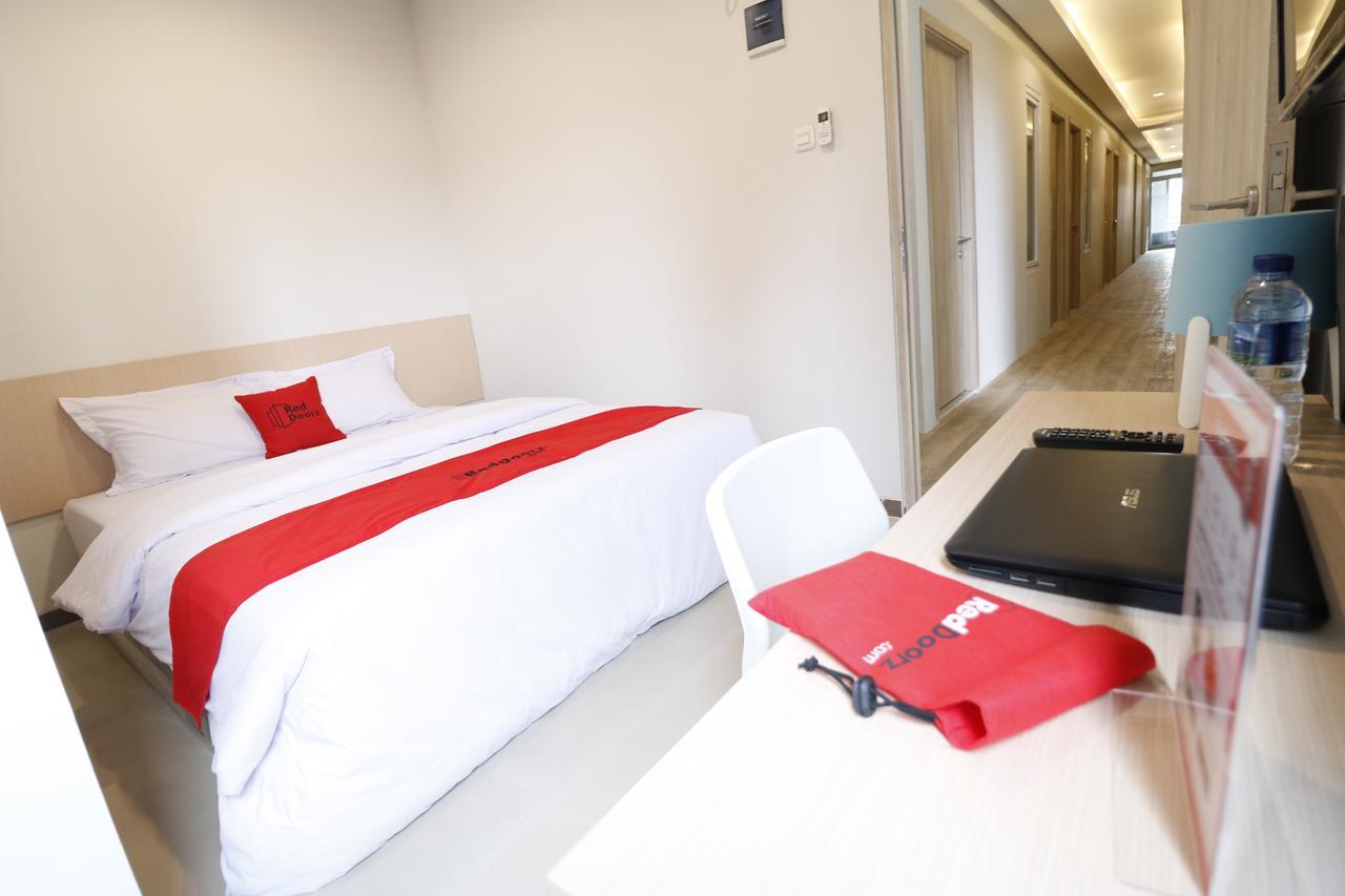 Reddoorz Plus Near Mall Pondok Indah Джакарта Екстериор снимка